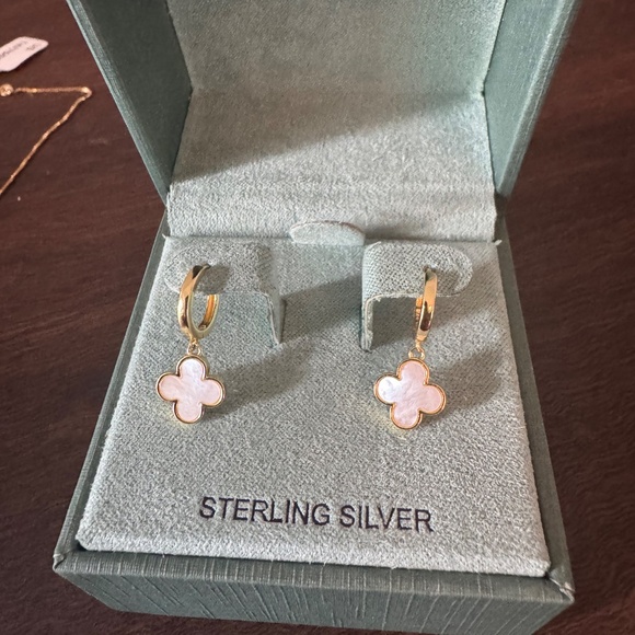 Gold dangle earrings - Picture 1 of 3